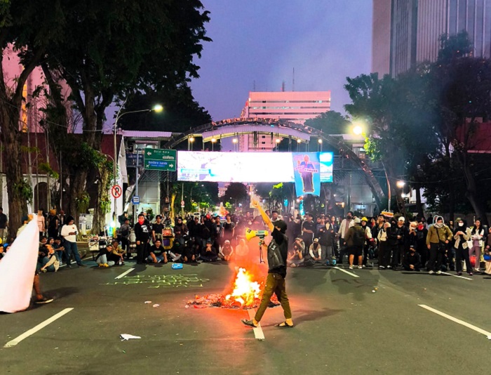 Sampai Jumat Malam, Demonstran Masih Bertahan di Depan Grahadi