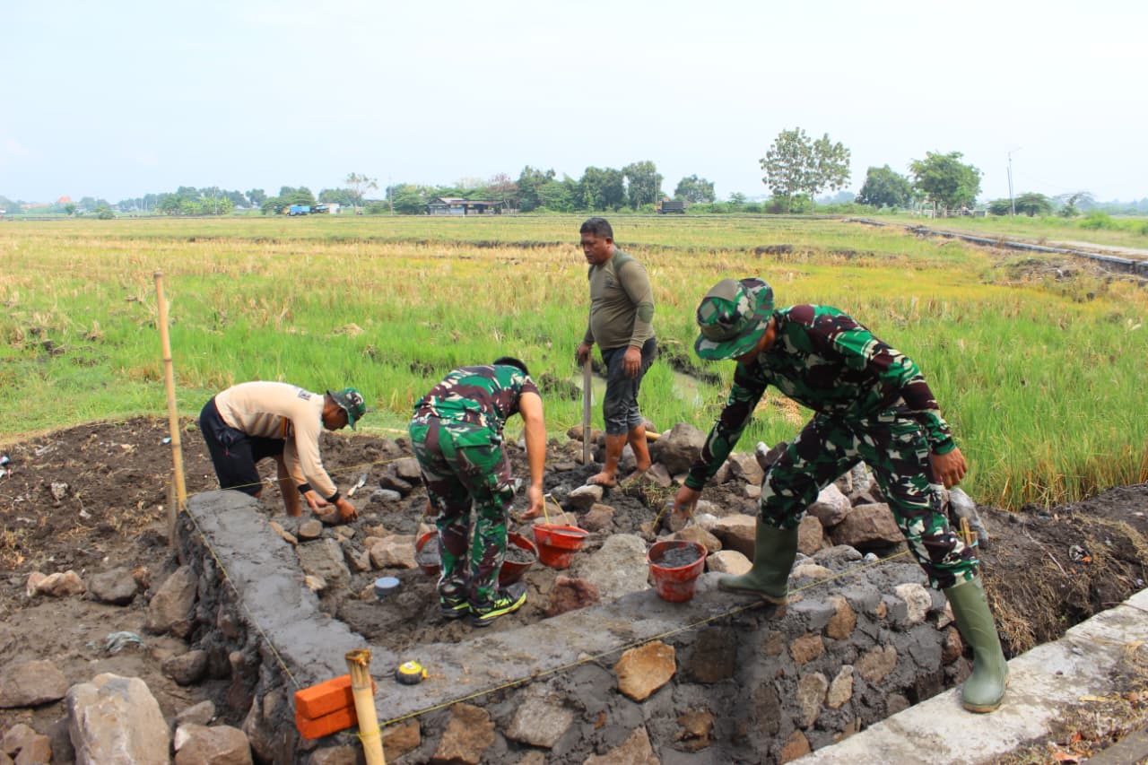 Satgas TMMD Kodim 0816/Sidoarjo Kebut Rampungkan 1 Sumur Bor di Kedondong