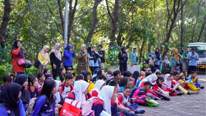 Mercure Surabaya Grand Mirama Ajak Ratusan Pelajar Tanam 1001 Mangrove