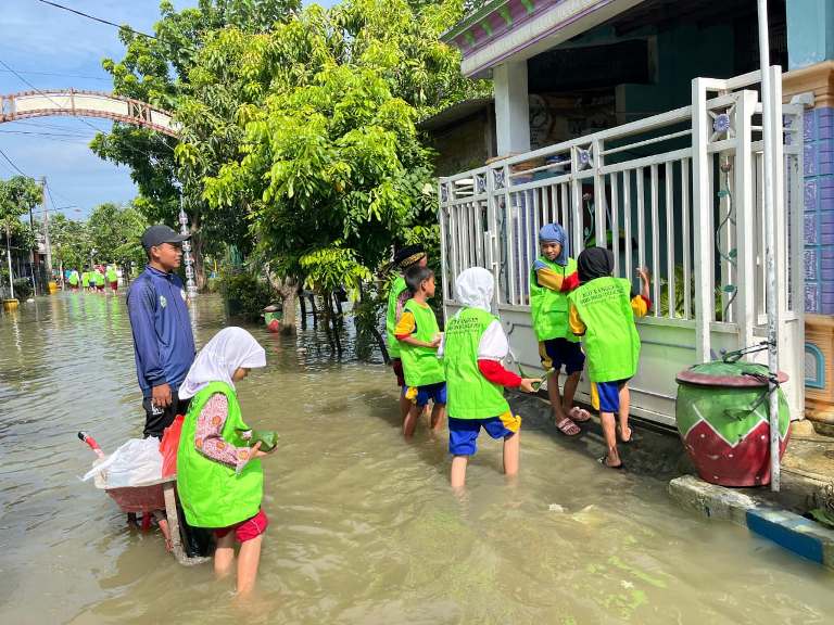 Donasi Siswa SD Muhammadiyah 1 Menganti Gresik Ringankan Korban Banjir