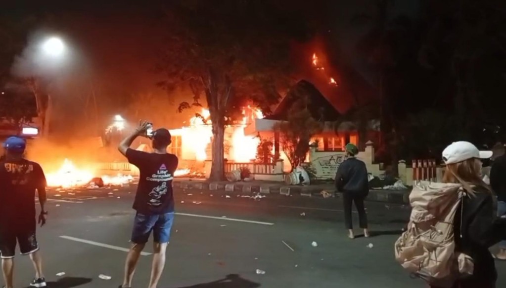 Mapolsek Tegalsari Surabaya Dibakar, Parabotan Dijarah Pendemo