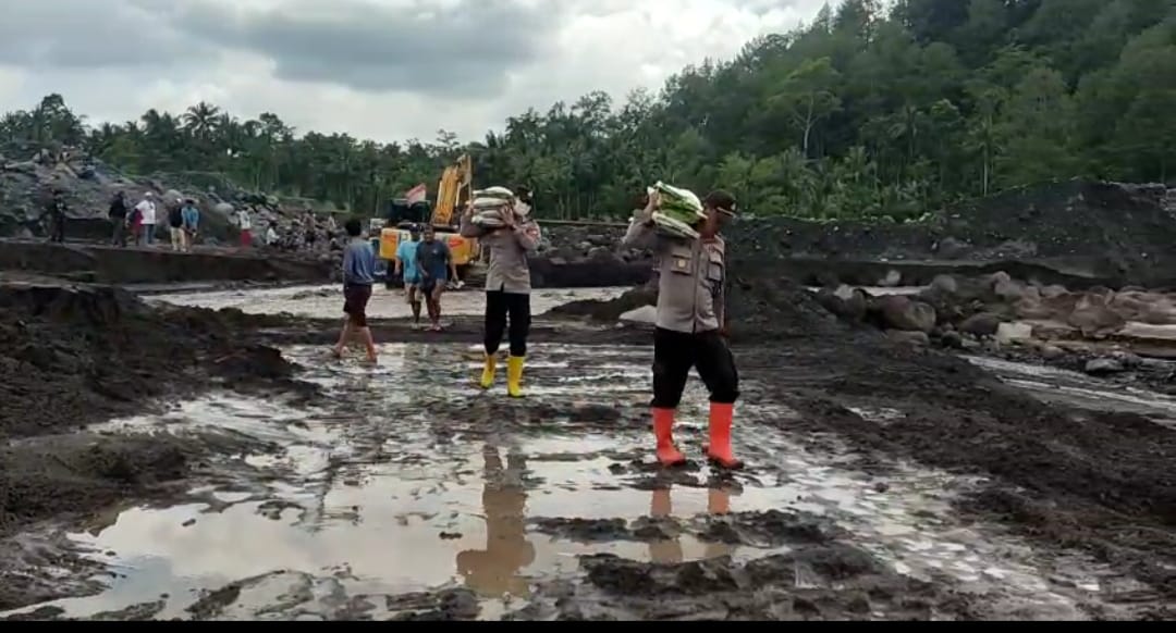 Polsek Candipuro Salurkan Bantuan Kemanusiaan untuk Warga Sumber Langsep Terdampak Banjir Lahar Dingin