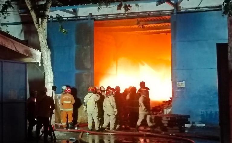 Pabrik Solasi di Kompleks Suri Mulia Margomulyo Surabaya Terbakar