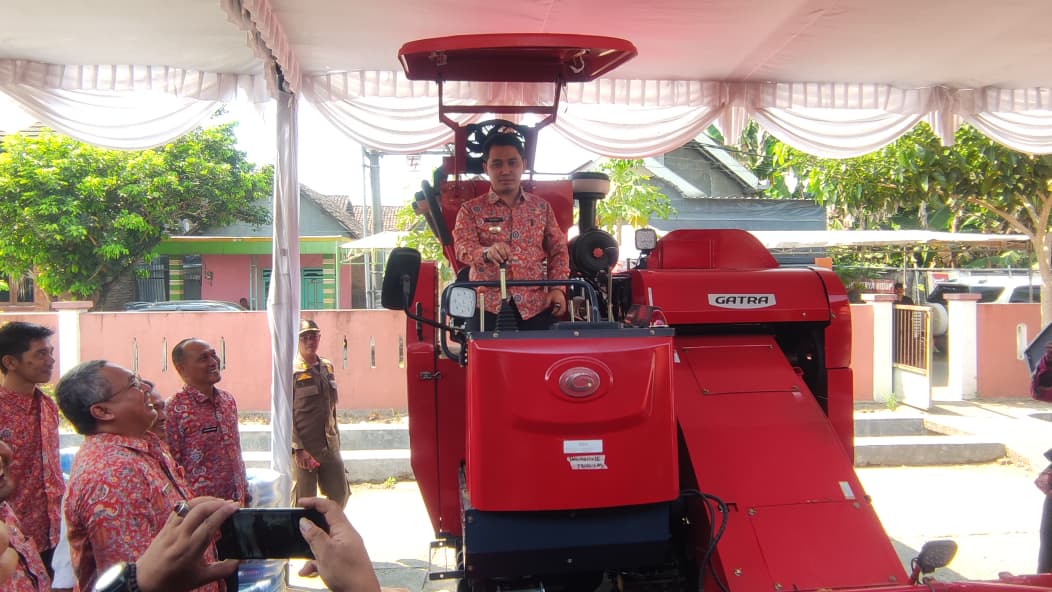 Pemkab Mojokerto Serahkan Bantuan Alsintan kepada 104 Kelompok Tani