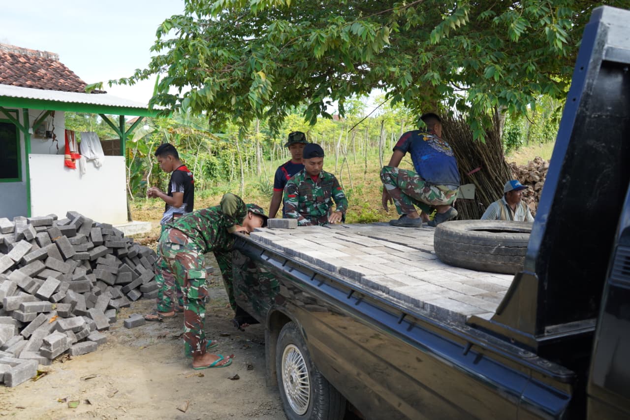 Percepat Progres Pembangunan, Satgas TMMD Ke-127 Kodim 0827/Sumenep Bahu Membahu Angkat Material Paving Block