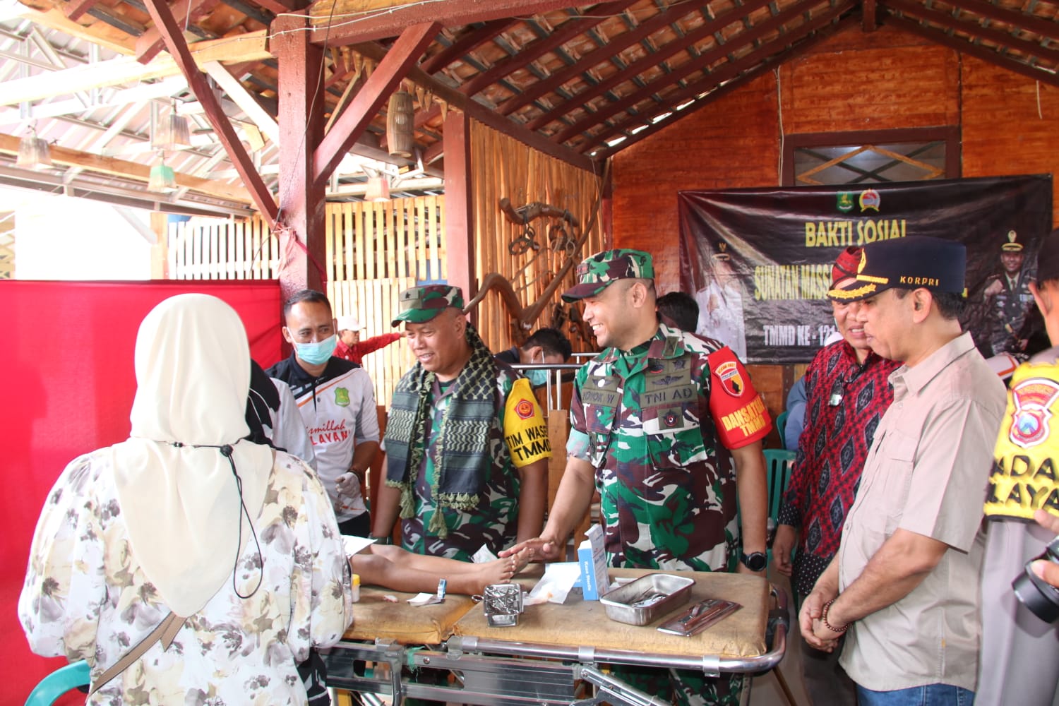 Tim Wasev Mabes TNI AD Tinjau Sunatan Massal dan Pengobatan Gratis di Pulau Kangean 