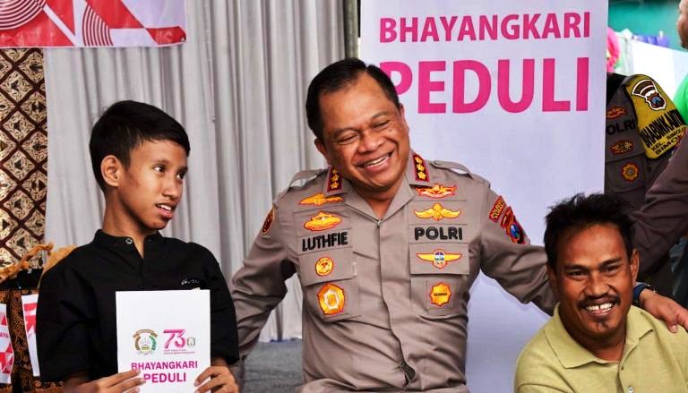 Sambut HUT Ke-79 Polri, Polrestabes dan Bhayangkari Surabaya Berbagi Momen Penuh Kasih dengan Anak Disabilitas