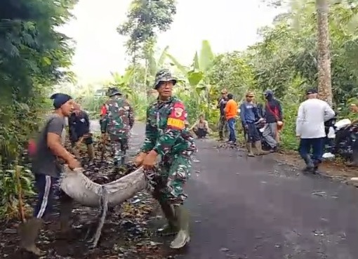 Kolaborasi Tanpa Sekat, TNI dan Warga Burno Kompak Jaga Kebersihan Lingkungan