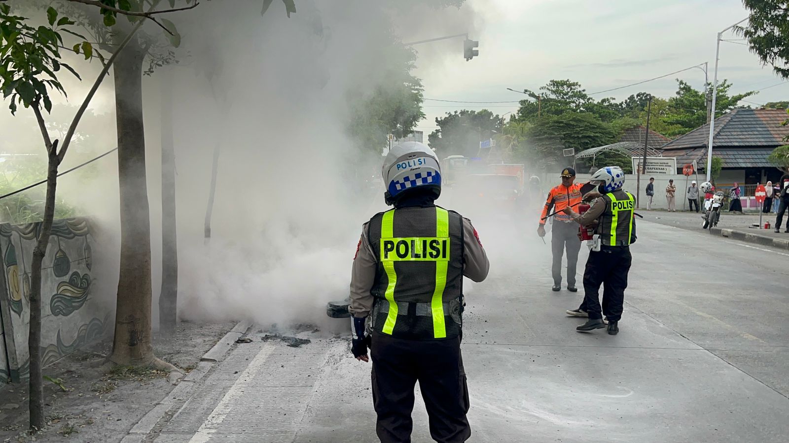 Aksi Cepat Satlantas Polres Gresik Padamkan Motor Terbakar di Depan Terminal Bunder