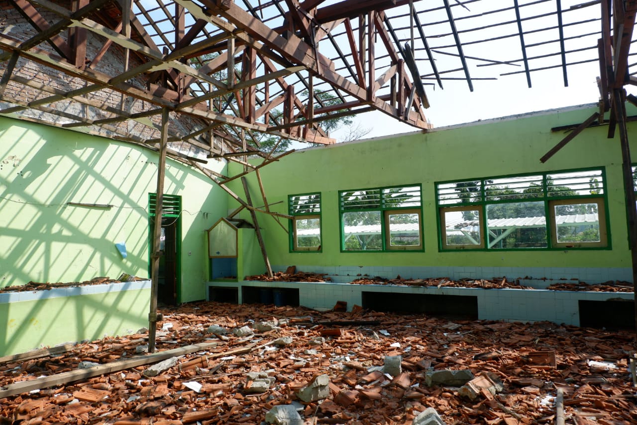 Gedung laboratorium IPA di SMPN 2 Nglames Madiun Dirobohkan