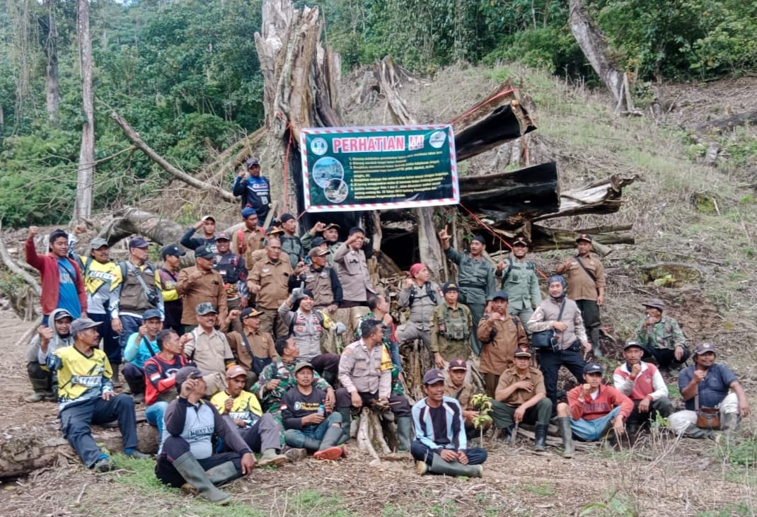 Bhabinkamtibmas Sidomulyo Bersama Warga Jember Hijaukan Hutan Pascabanjir Bandang