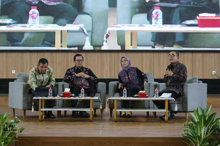 Gawat! 60 Persen Debitur Pinjol Ternyata Gen Z, UNEJ Gandeng OJK dan DPR RI Bahas Bahaya Utang Digital