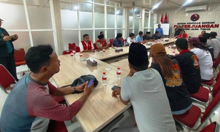 Polsek Tenggilis Mejoyo Kawal Aksi Damai Ormas MADAS di Kantor DPD PDIP Jatim