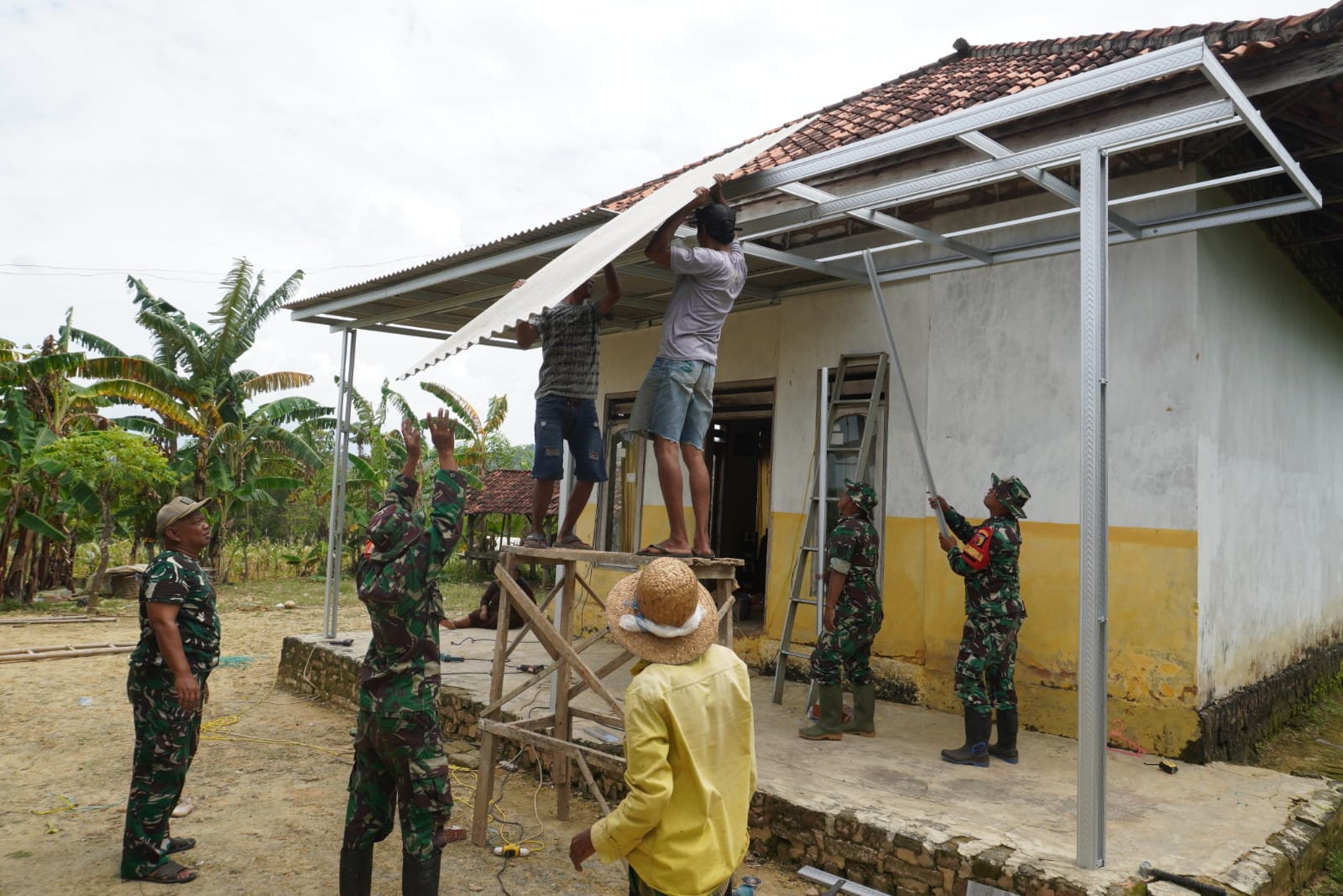 Kanopi Baru RTLH TMMD 127, Warga Mandala Bahagia
