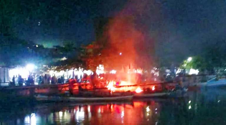 Konflik Antar Nelayan Picu Pembakaran Belasan Kapal di Pelabuhan Pasuruan 