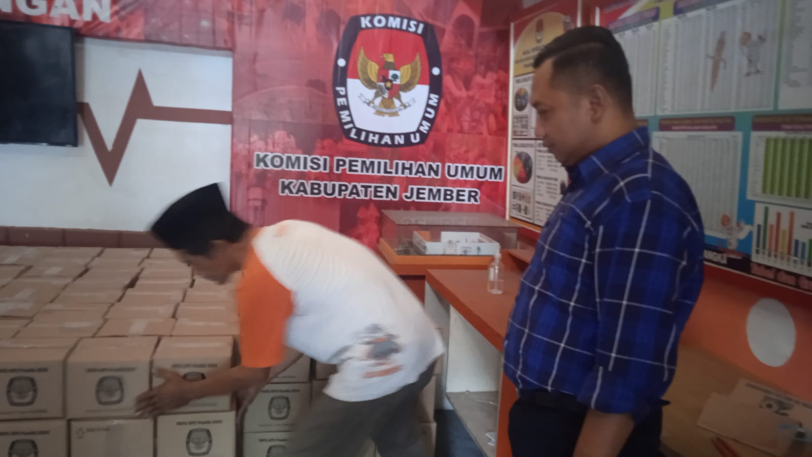 Logistik Pemilu 2024 Mulai Berdatangan, KPU Jember Terima Ribuan Botol Tinta