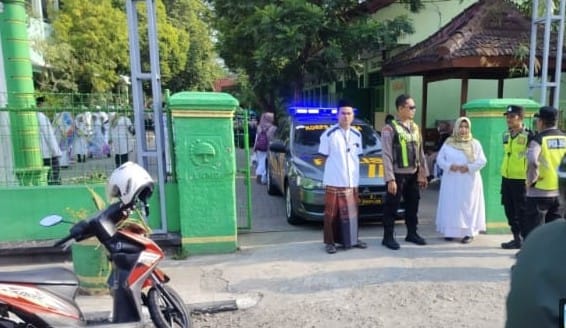 Wujudkan Kamseltibcar Lalu Lintas, Polsek Padangan Kawal Pawai Ta'aruf