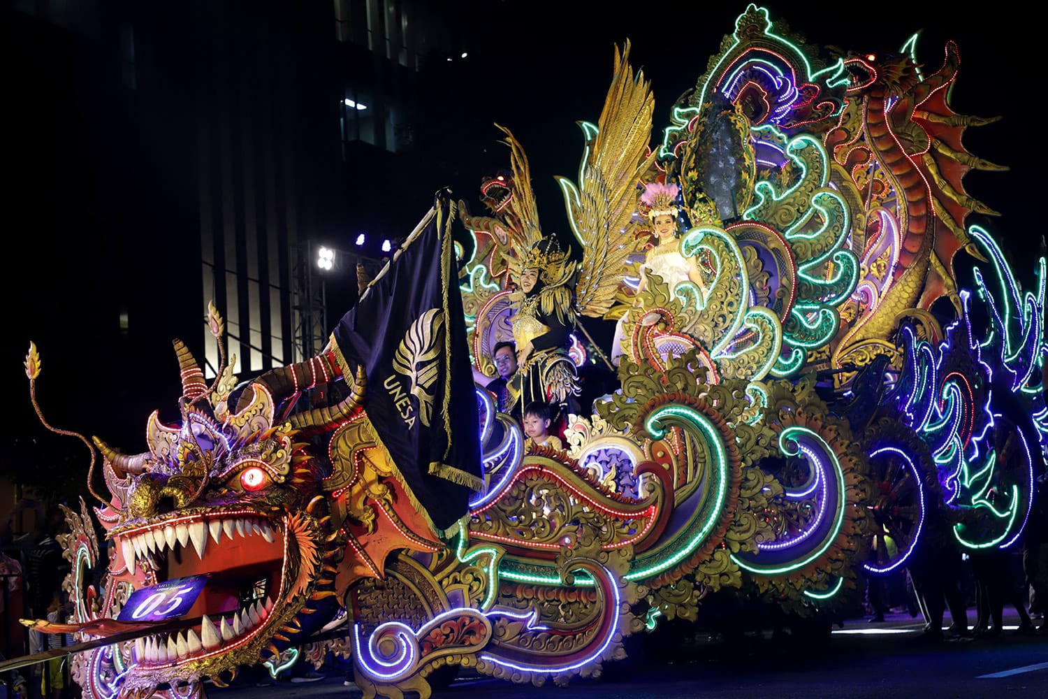 Surabaya Rayakan HUT ke-733 dengan Parade Cahaya dan Rujak Ulek Skala Nasional