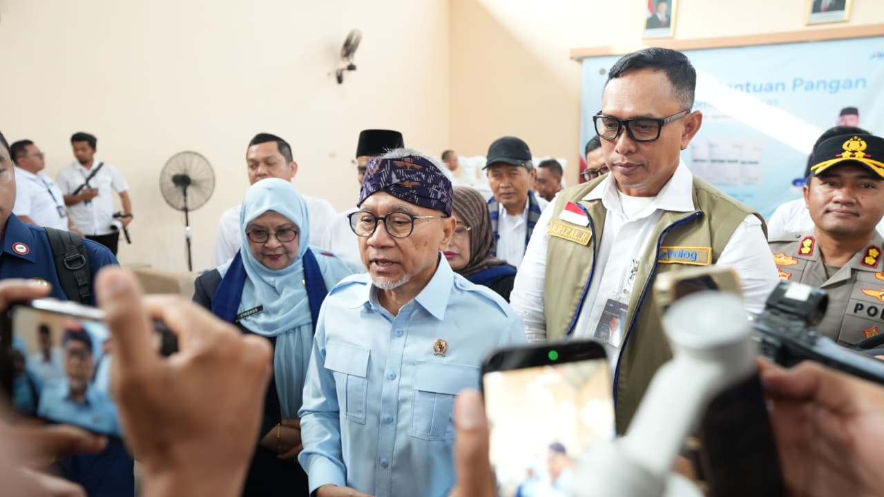 Pastikan Tepat Sasaran, Menko Pangan Zulkifli Hasan dan Dirut Bulog Salurkan 7.542 Ton Beras di Kediri