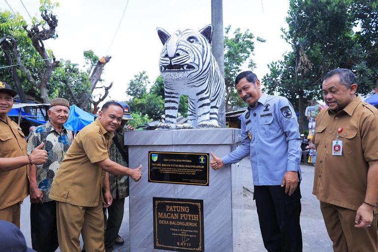 Kemenkum Jatim Serahkan Sertifikat Hak Cipta Patung Macan Putih Balongjeruk di Kediri