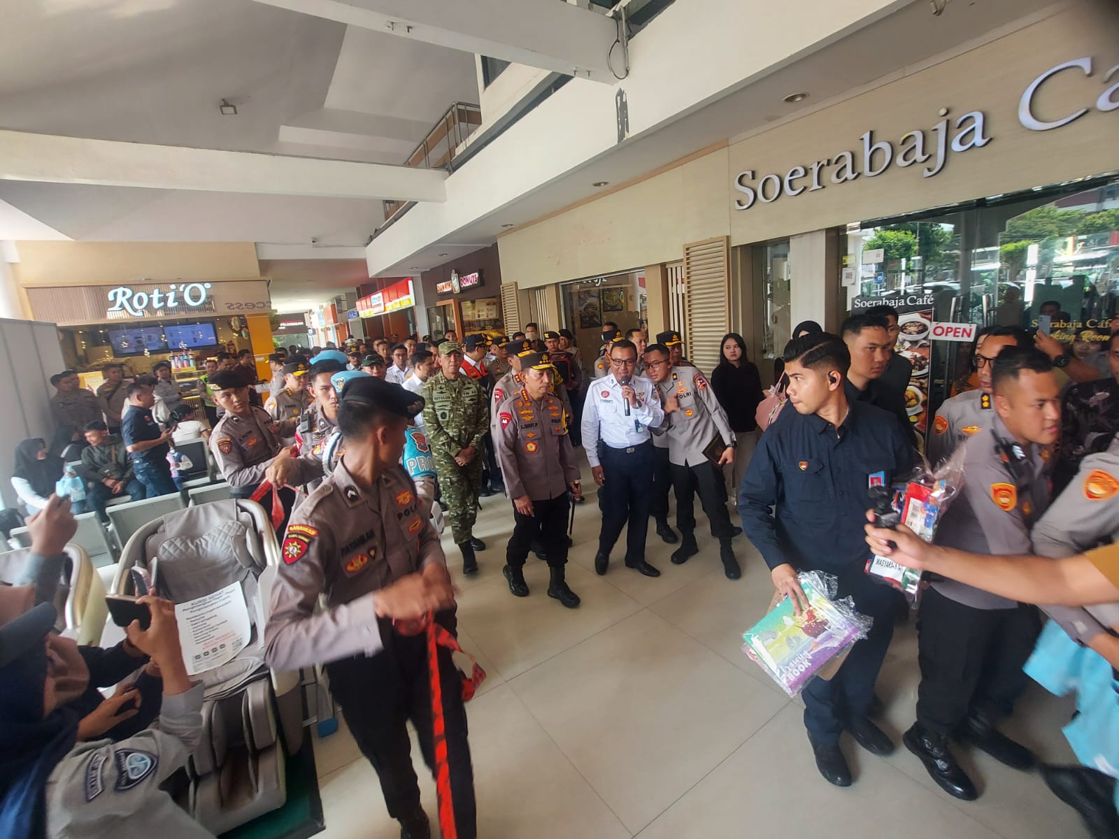 Kapolri Cek Kesiapan Stasiun Gubeng, Penumpang Naik 11 Persen, Tiket Ekonomi Diskon dan Layanan 24 Jam