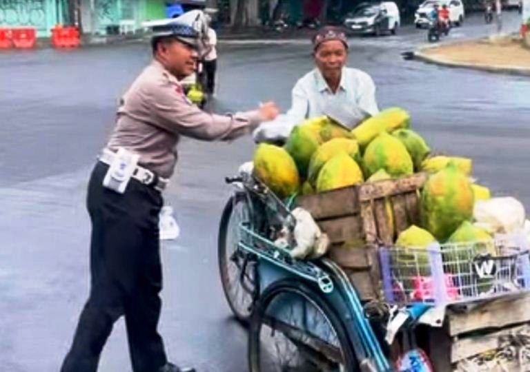 Jumat Berkah, Satlantas Polrestabes Surabaya Berbagi Makanan Siap Saji ke Masyarakat