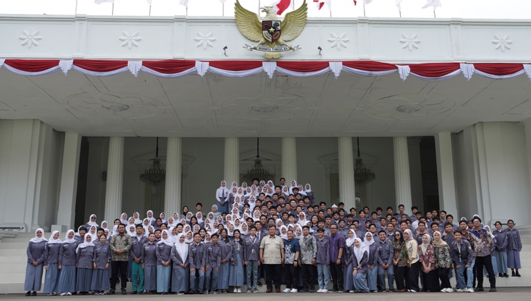 Ratusan Pelajar Kunjungi Istana dan Bertemu Presiden Prabowo Subianto