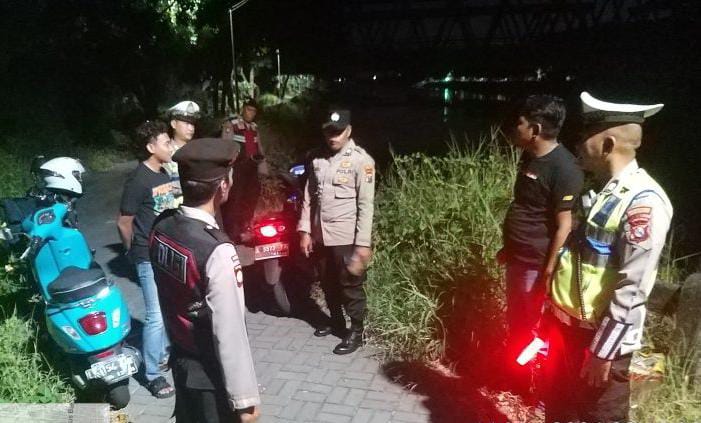 Polsek Karangpilang Patroli Malam Cegah Kenakalan Remaja di Belakang Waduk Kedurus