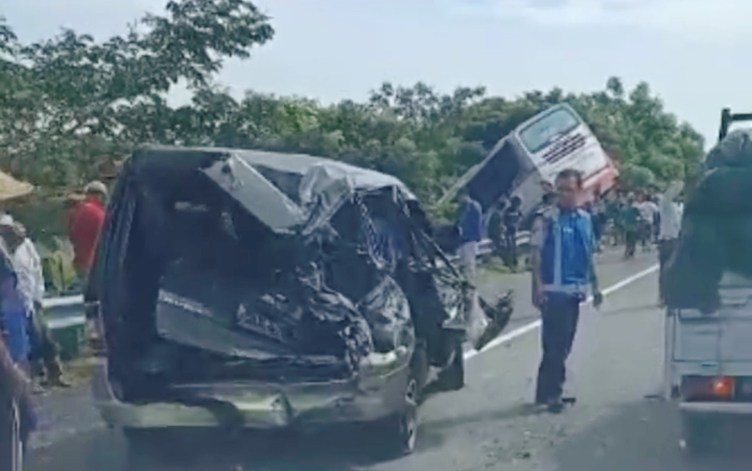 Kecelakan Bus Harapan Jaya Vs Mobil di Tol Mojokerto-Surabaya, 3 Orang Luka