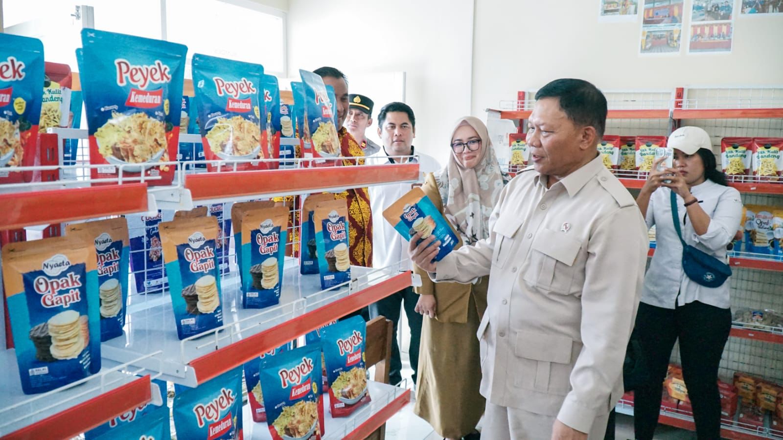 Wamen KKP Tinjau Pembentukan Koperasi Merah Putih di Gresik