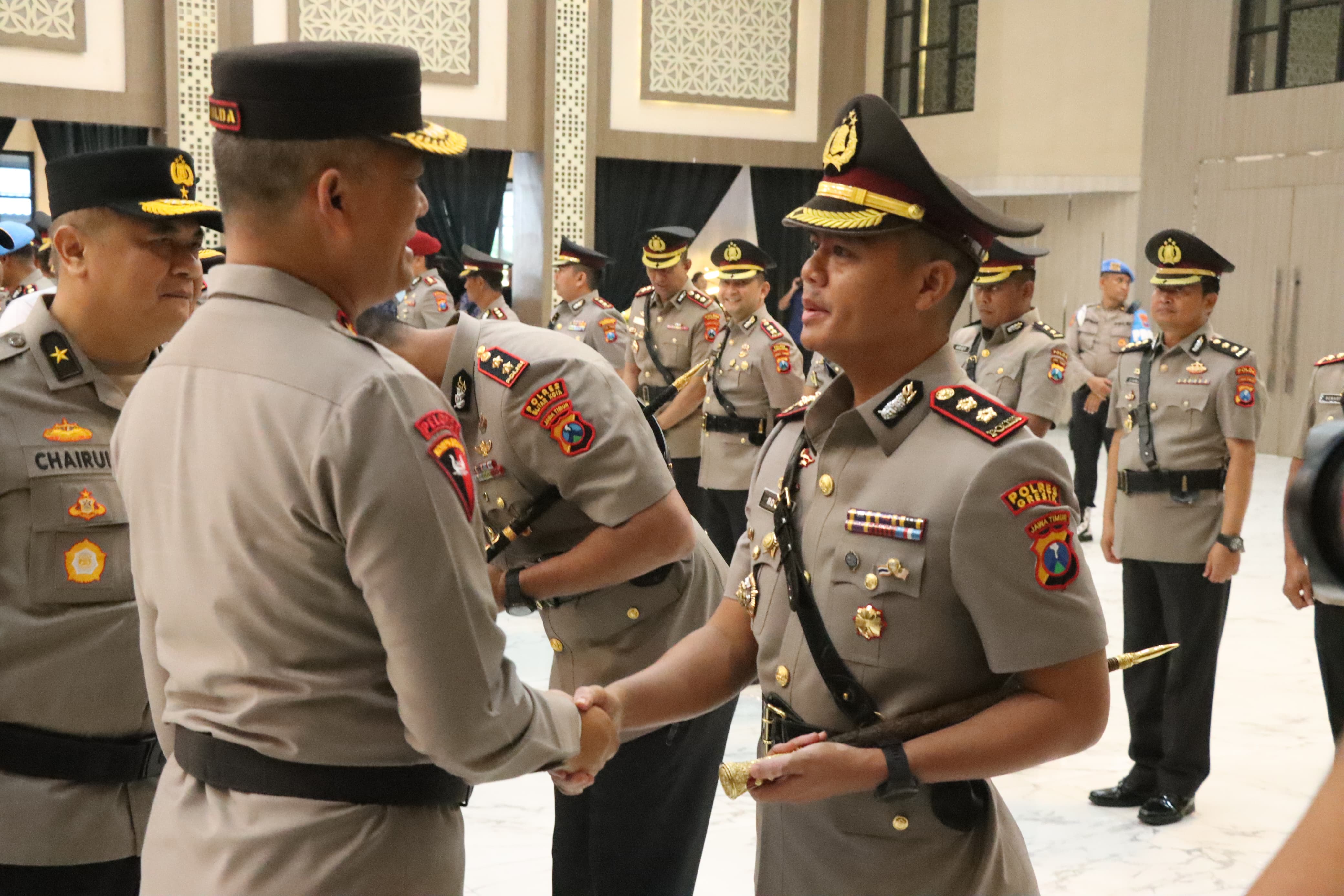 Sertijab Kapolres Gresik, Tongkat Komando AKBP Arief Kurniawan Beralih ke AKBP Rovan Richard Mahenu