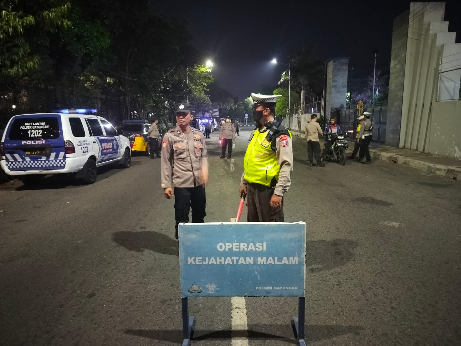 Polsek Gayungan Gelar Razia Malam Pastikan Situasi Kamtibmas Kondusif