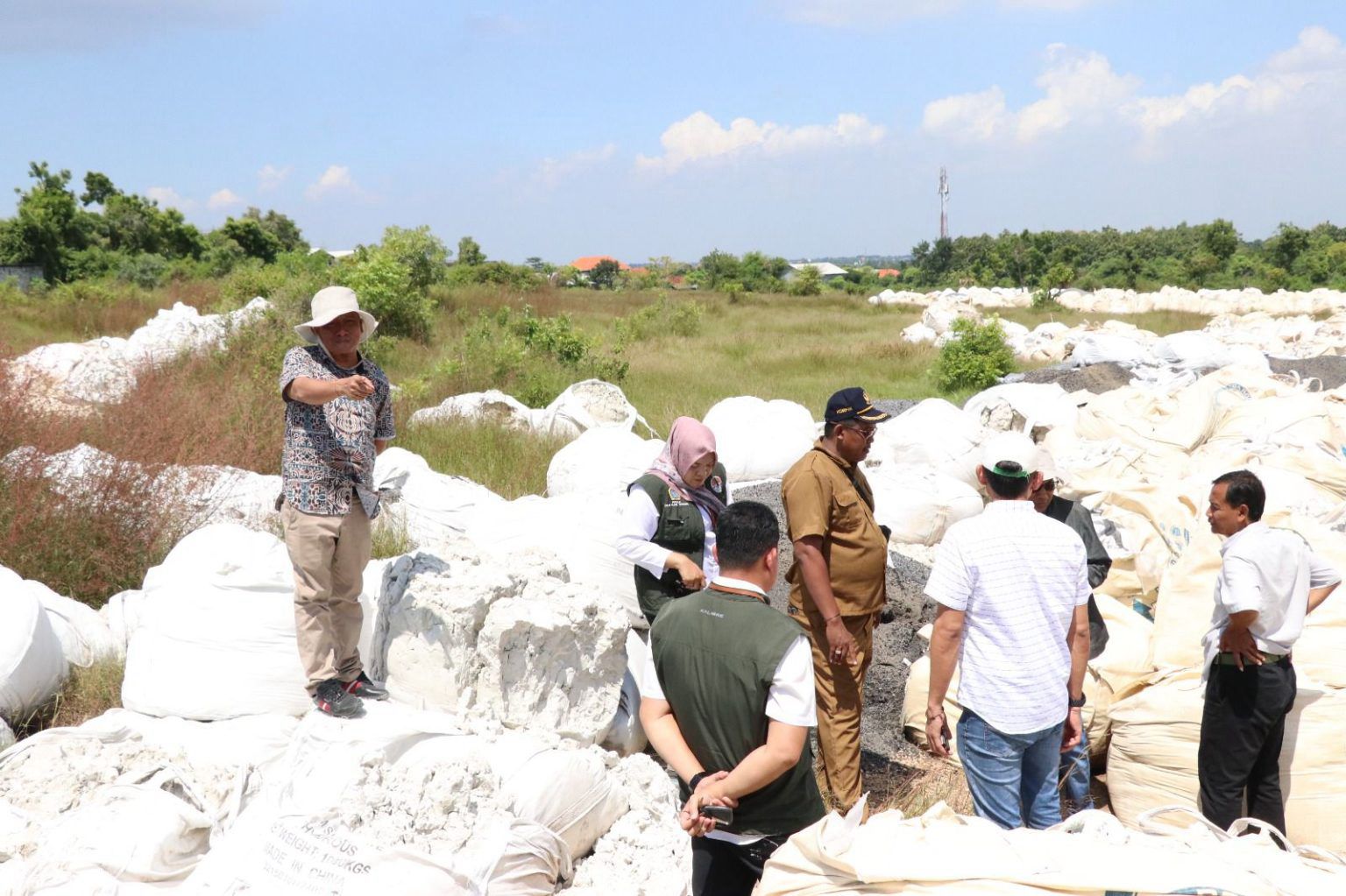DPRD Gresik Sidak Temuan Ribuan Ton Limbah Misterius di Lahan Kosong Sidayu