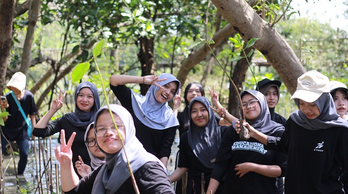 Tanam Mangrove ECO-FUN 2026 Unesa Libatkan Peserta Madura hingga Korea