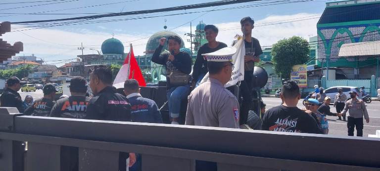 Temukan Kebobrokan, Massa AMI Antinarkoba Demo DPRD Jatim