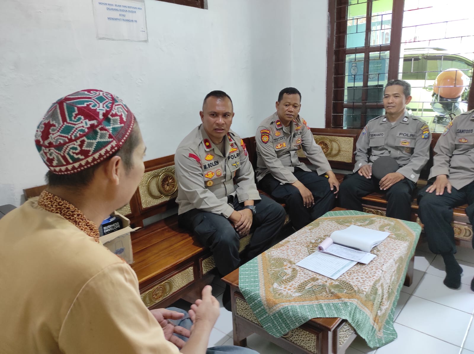 Kapolsek Wonocolo Berbagi dengan Anak Yatim Piatu di Surabaya