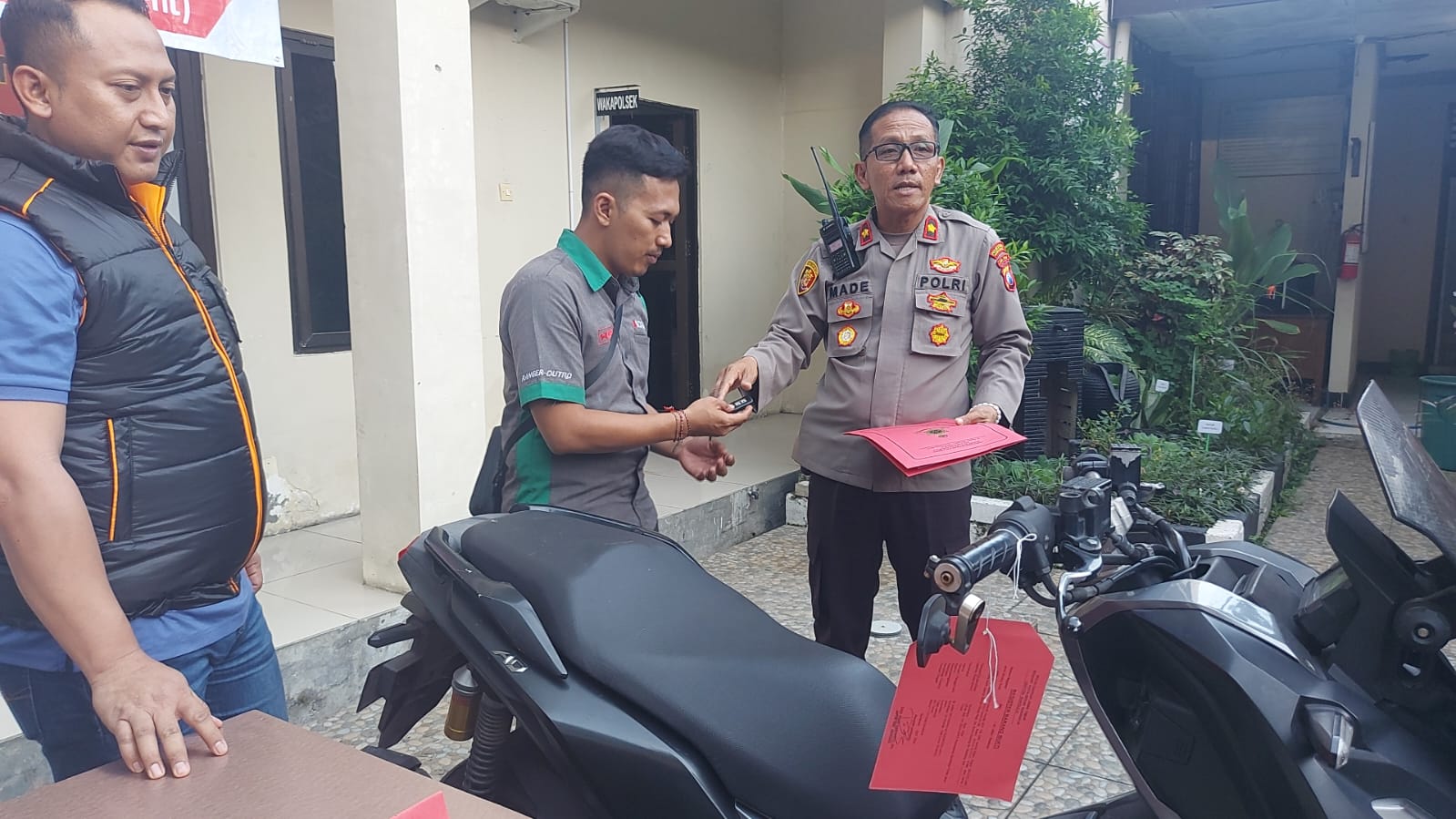 Polisi Kembalikan Motor Korban Curanmor di Rumah Kos Menur