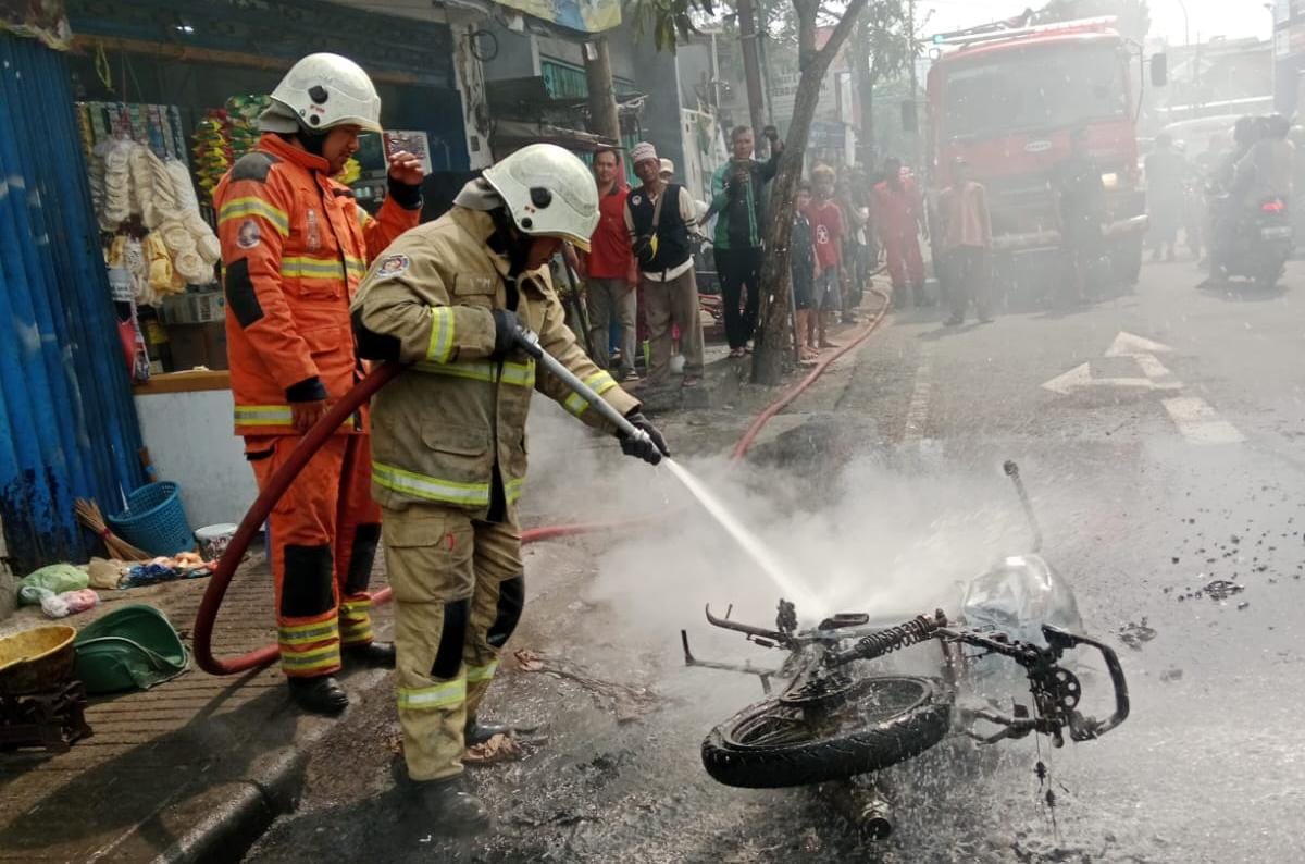Motor Milik Bos Toko Terbakar di Jalan Tembok Dukuh Surabaya