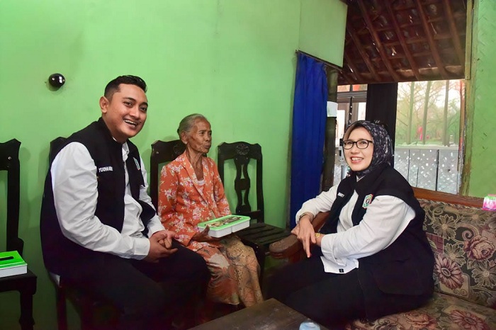 Bunda Indah dan Mas Yudha Antar Makanan ke Lansia Hidup Sendiri di Lumajang