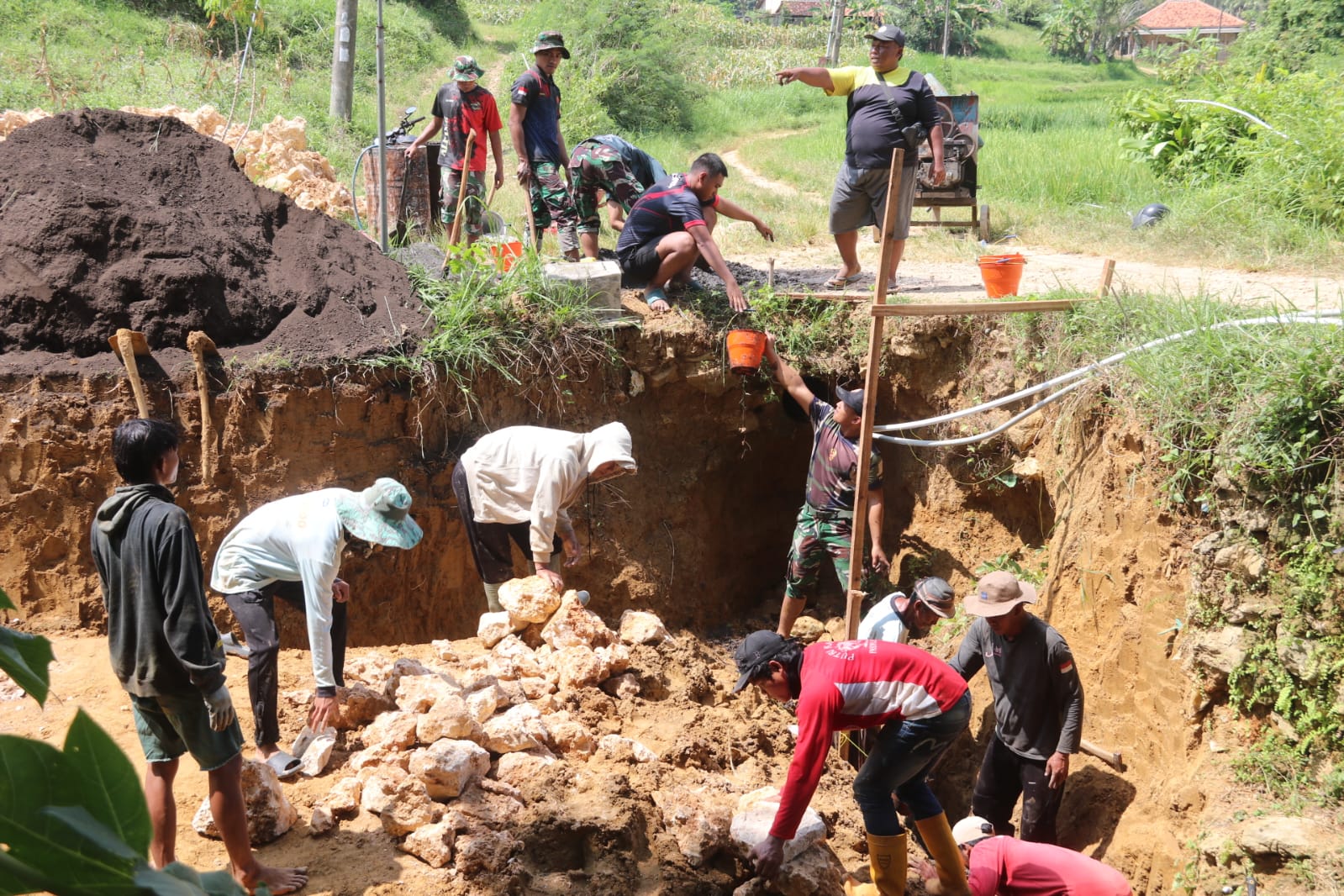 TMMD 127 Sumenep Bangun Pondasi TPT, Jawab Keluhan Warga