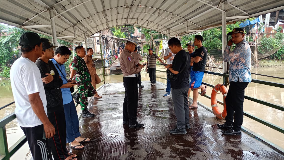 Polres Gresik Aksi Kemanusiaan, Bantu Pencarian Wanita Tenggelam di Sungai Kalimas 