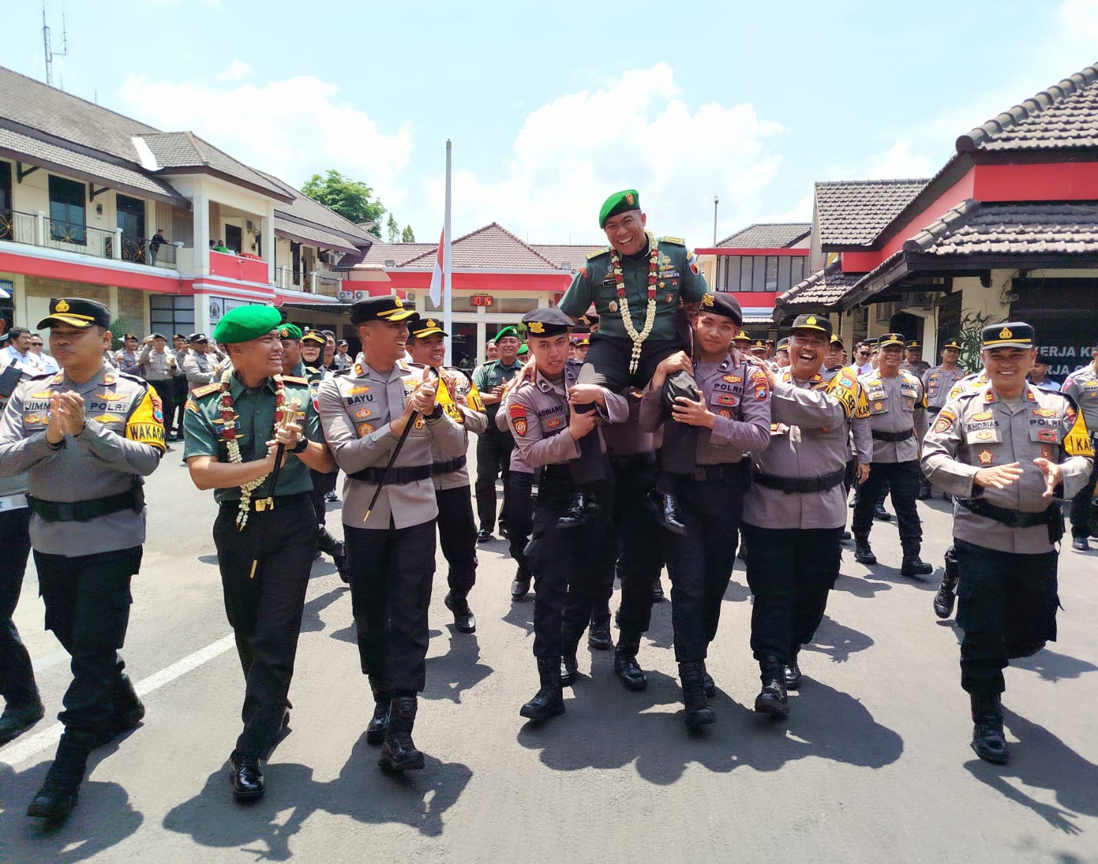 Polres Jember Gelar Tradisi Apel Pelepasan dan Penyambutan Komandan Kodim 0824