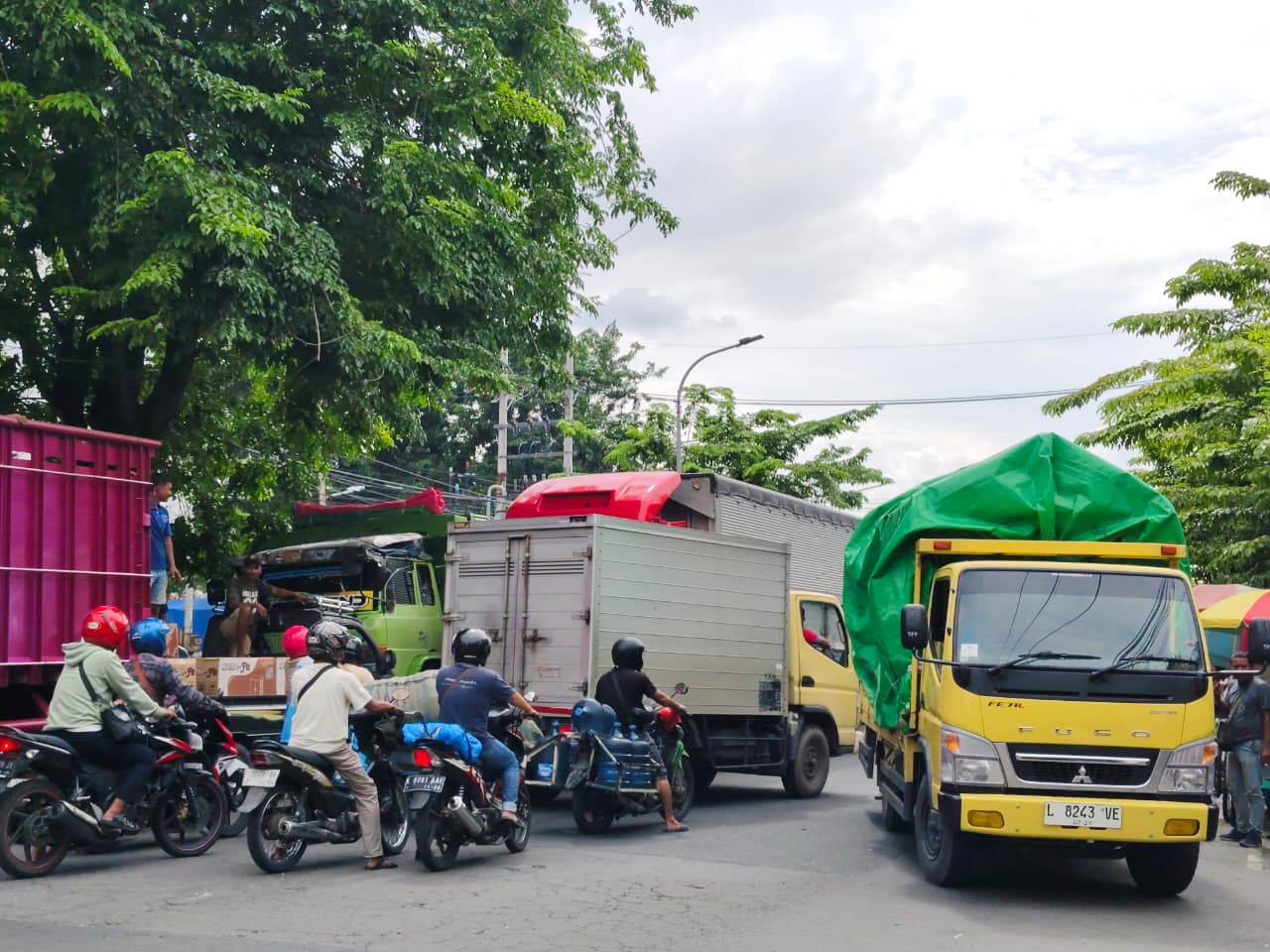 Truk Jumbo Menjamur Parkir di Semut Baru, Dugaan Pungli Menguat