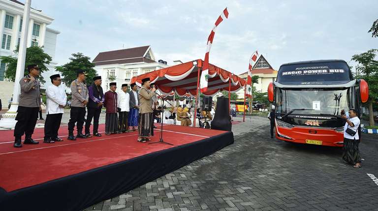 Ratusan CJH Kabupaten Pasuruan Diberangkatkan Menuju Tanah Suci