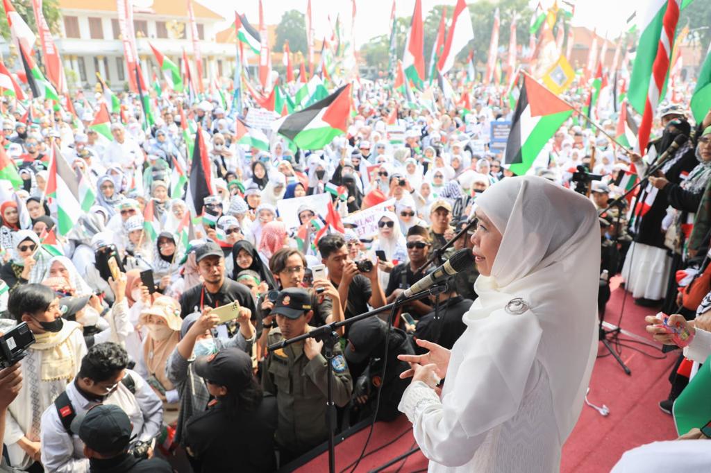 Gubernur Khofifah Bersama Puluhan Ribu Masyarakat Jatim Aksi Bela Palestina