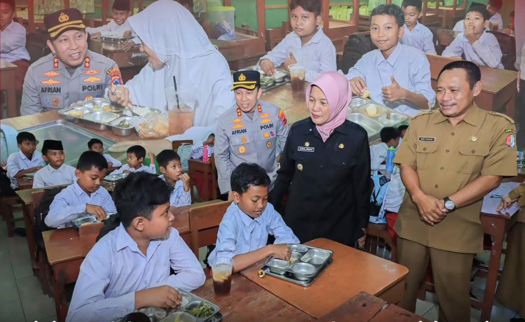 Kapolres Bersama Wabup Bojonegoro Tinjau Pelaksanaan MBG di SDN Ngumpakdalem