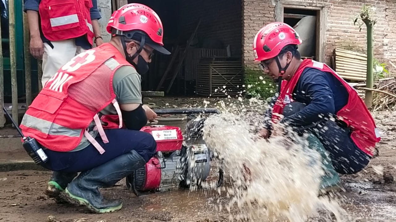 Aksi Kemanusiaan PMI Jember, Normalisasi Sumur Warga Desa Gugut Pascabanjir Dinoyo