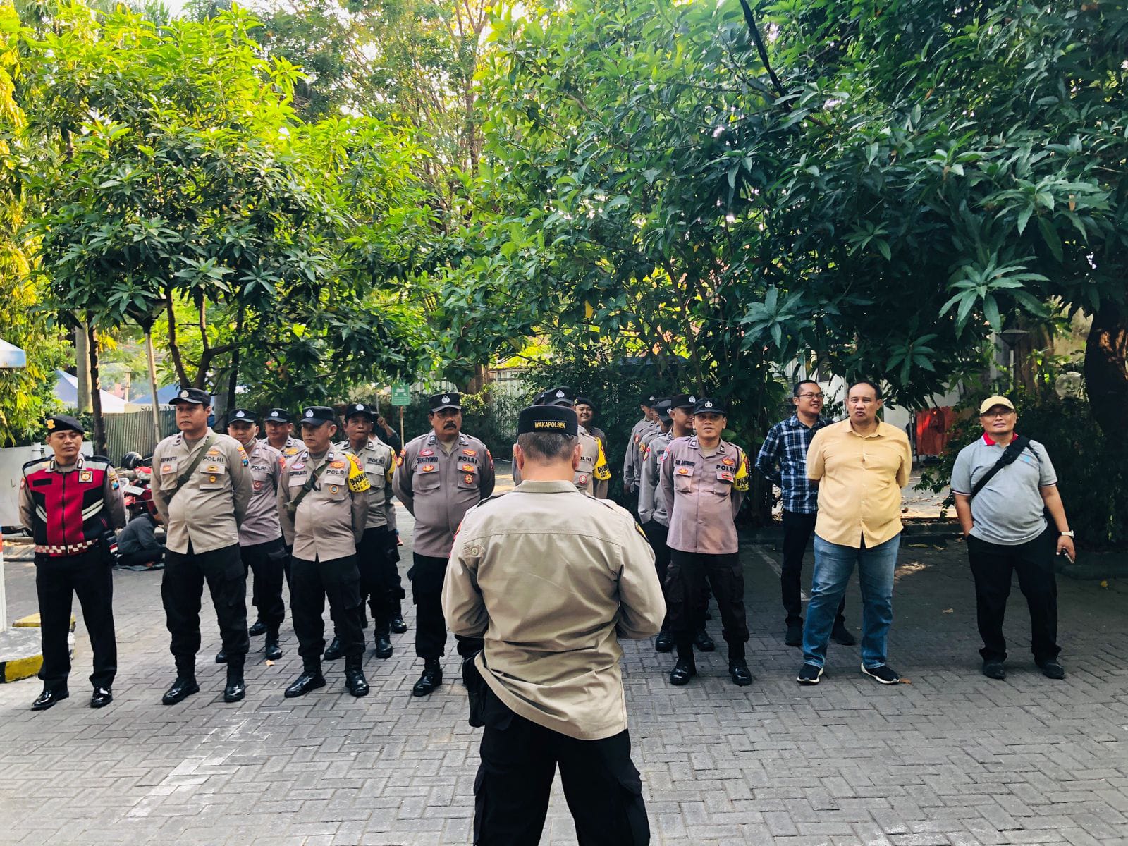 Polsek Genteng Siagakan Personel Pengamanan Aksi Unjuk Rasa Eks Karyawan Garden Palace Hotel
