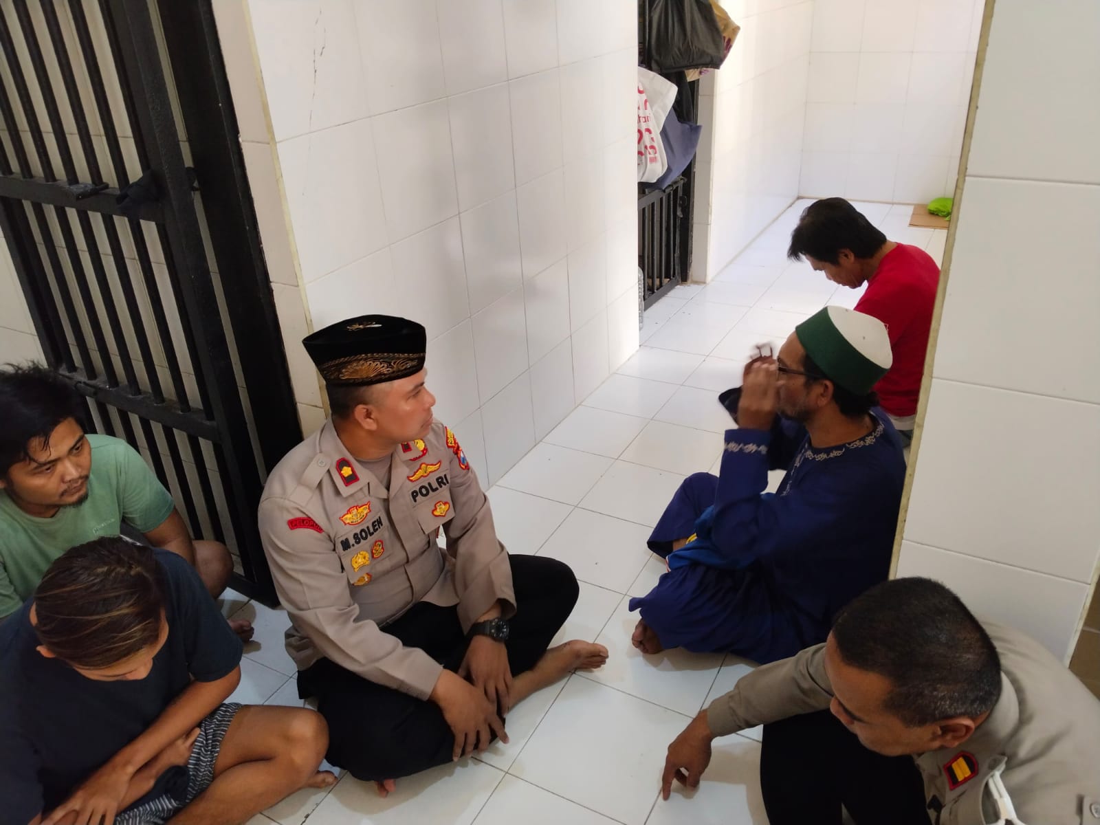 Tahanan Polsek Wonocolo Temukan Ketenangan di Balik Jeruji Besi