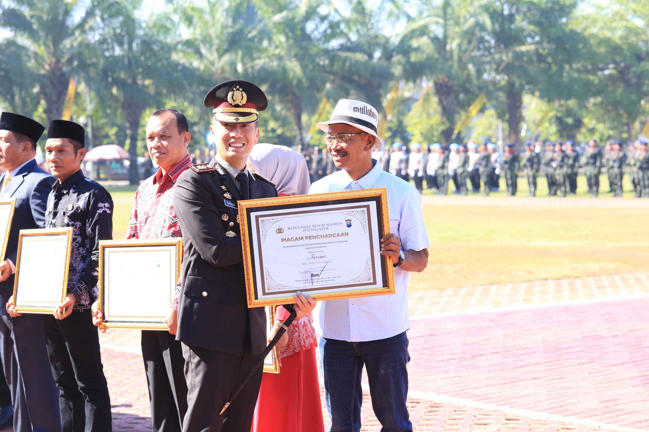 Dukung Program MBG dan Astacita, Kapolres Beri Penghargaan Mitra SPPG 3 Polres Madiun